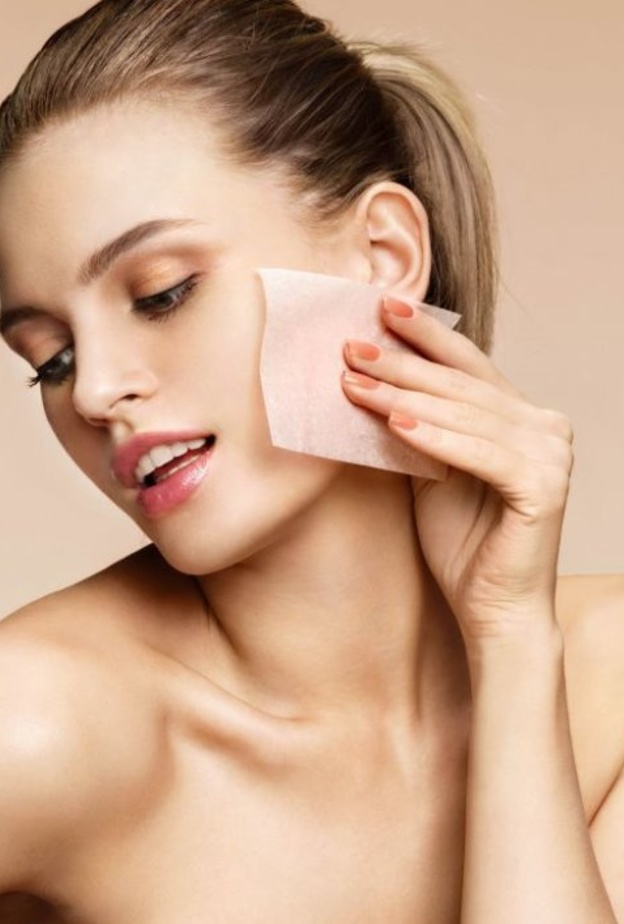 استخدمي المحارم الخاصة لإزالة اللمعان