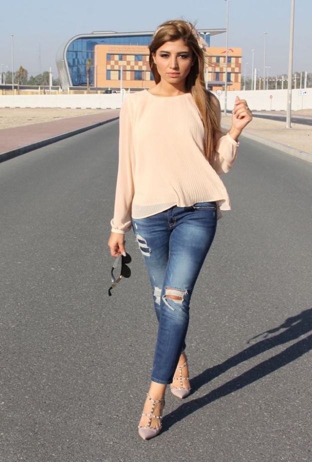 اعتمدت شهد الجينز الممزق بأسلوب أنيق مع توب هاديء بلون البيج وحذاء فالنتينو الشهير Rockstud