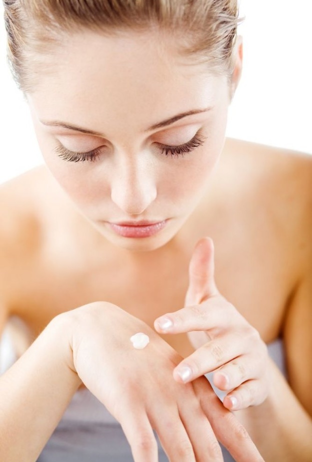 لا تهملي بشرتك أبداً، فهي تتعرض للكثير من العوامل الخارجية