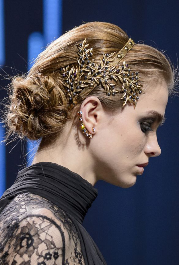 اكسسوارات الشعر مع الباند الكريستالي من دار ايلي صعب Elie Saab.