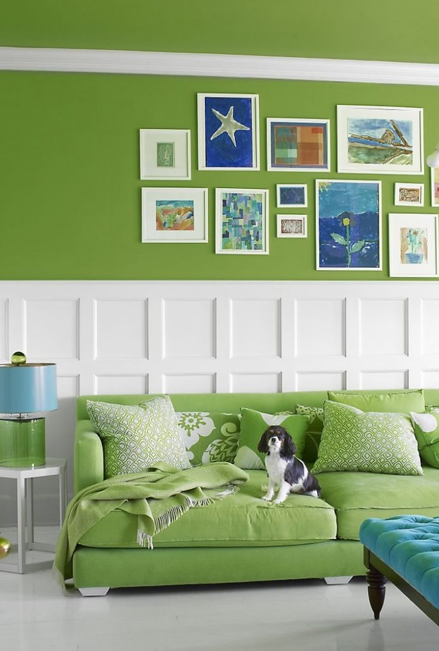 ألوان حوائط تختار الأزرق البنفسجي مع مصابيح إنارة تبرز اللون