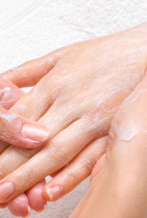 التقشير و الترطيب الدائم لليدين