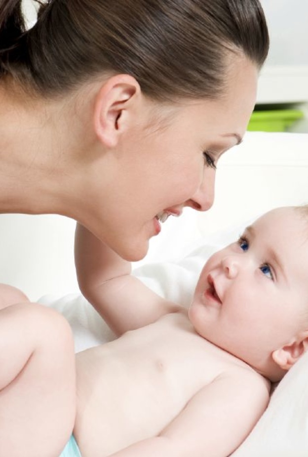 ما هو الوقت المناسب للتواصل مع الرضيع والتحدث إليه؟