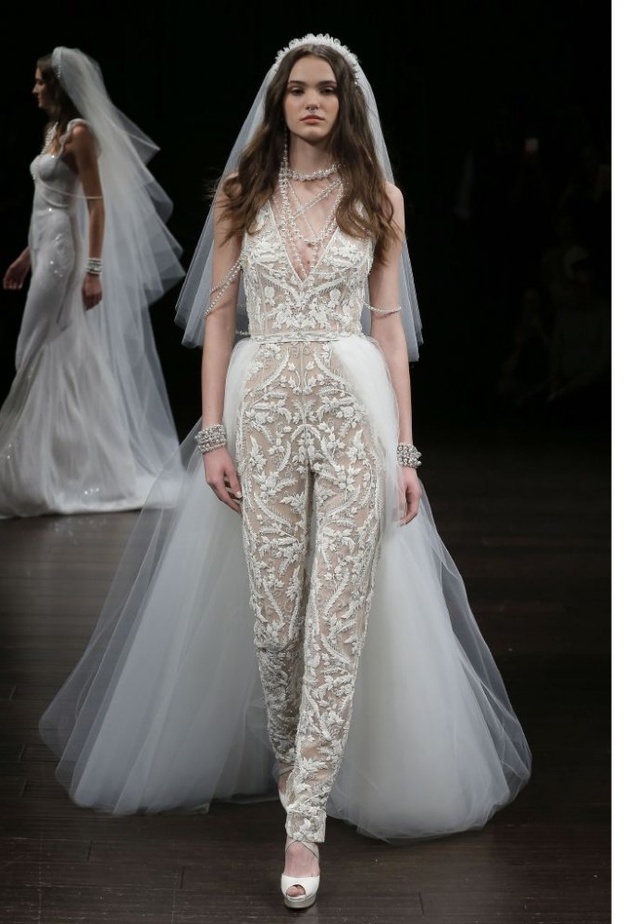 فستان بدون أكمام من ايلي صعب