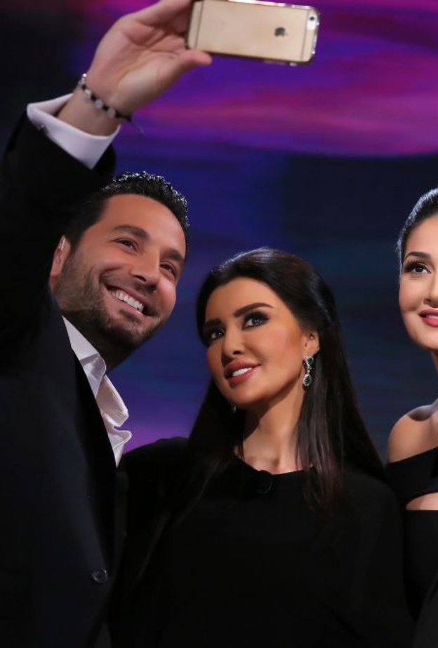 سيلفي غادة عبدالرازق مع فريق البرنامج