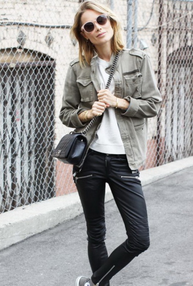 اختاري سروال الجلد ذو الأرجل الواسعة لاطلالة عصرية 