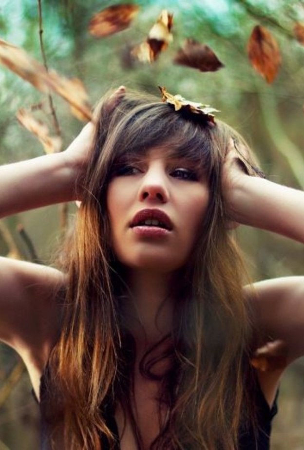 العروس المصابة باكتئاب الخريف يسيطر عليها الحزن وترغب بالبكاء