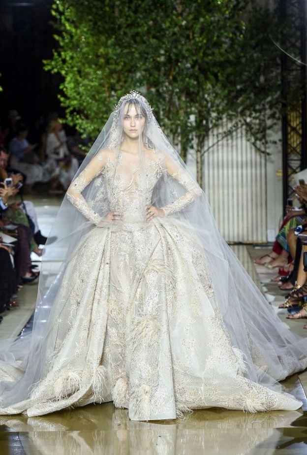 فستان الزفاف الفخم في ختام عرض جورج حبيقة في اسبوع الموضة في باريس لخريف 2018