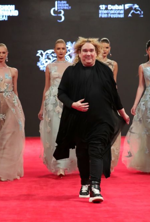 المصمم أماتو أمام مجموعته