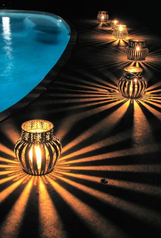 الورود هي الحاضر الابرز لتزيين بركة السباحة في حفلات الزفاف