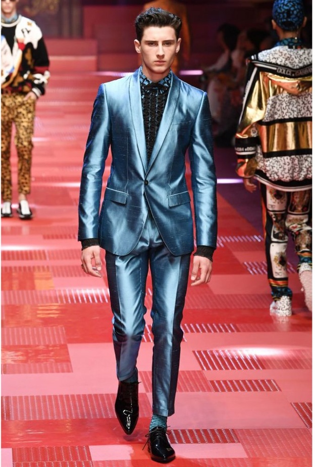 بناطيل مقلمة عرضتها دار فيرزاتشي Versace