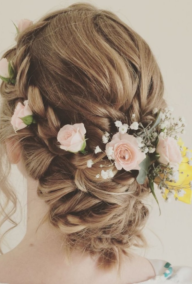 ورود الماسية مع تسريحة الضفيرة للعروس