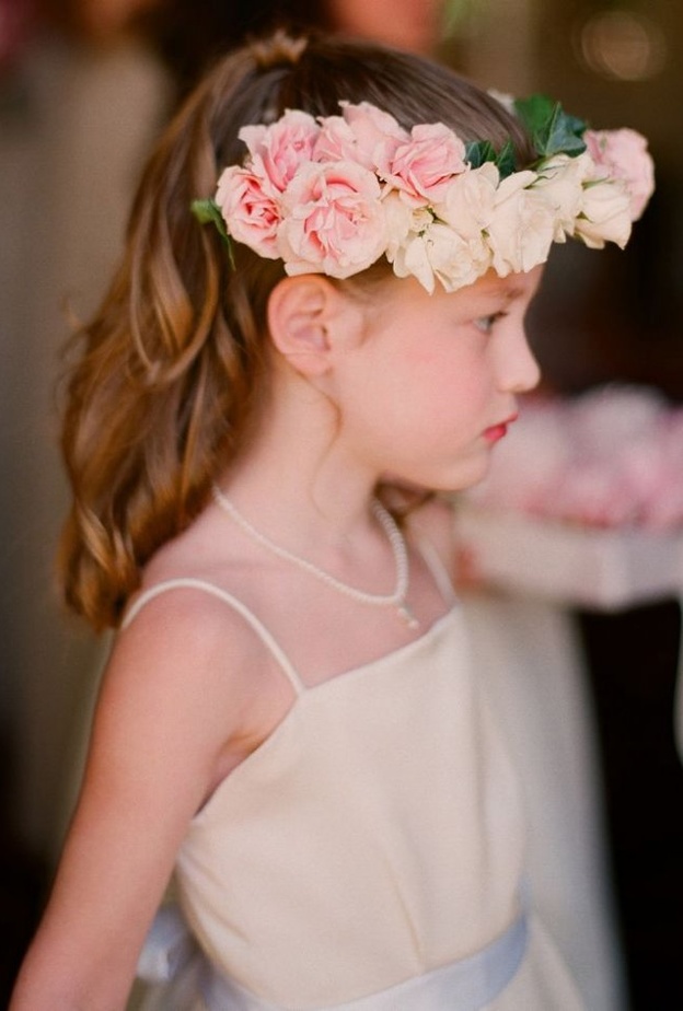 تسريحة منسدلة مع وردة جانبية جميلة