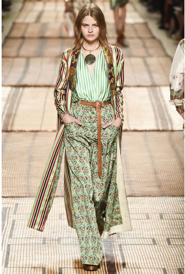 بناطيل واسعة مشجرة بألوان الاخضر المتداخل مع زخرفات الورود الناعمة على خطى دار ‏Agnes‏