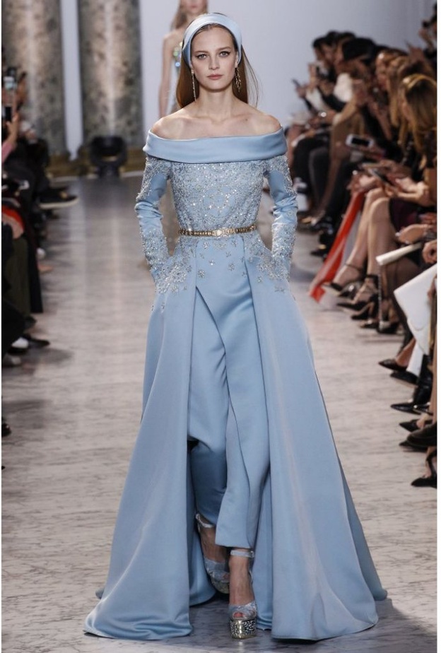 تصميم مبهر يجمع الرقي والفخامة بقصّة الأكتاف المنسدلة مع شكّ ناعم وبرّاق زيّن الجزء العلوي