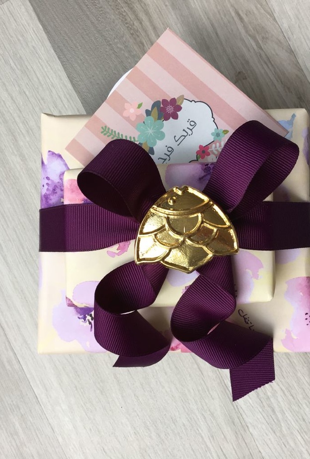 تقدم العنود ورش عمل لتعليم تغليف الهدايا 