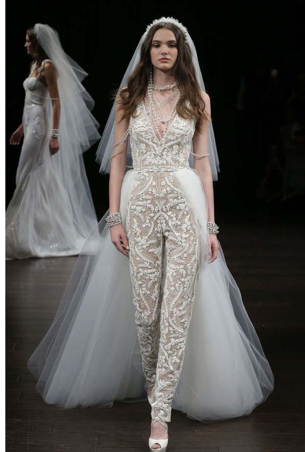 فستان عرس من نعيم خان مع الريش