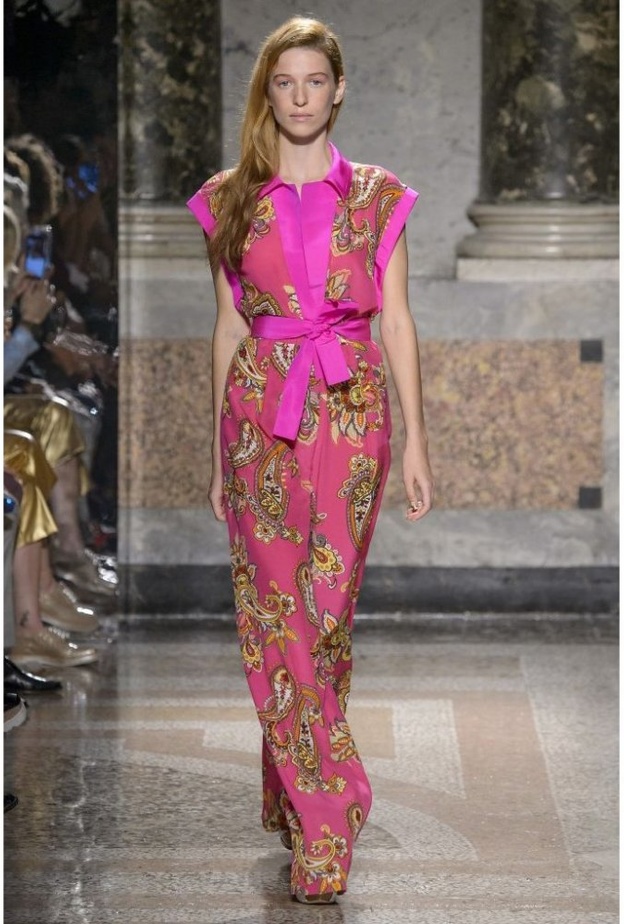 جمبسوت فاخر ومزخرف برسمات الذهبي البراق من دار ايلي صعب Elie Saab