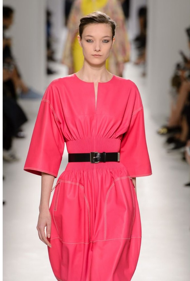 حركة الحزام حول الخصر كسرت روتين الفستان