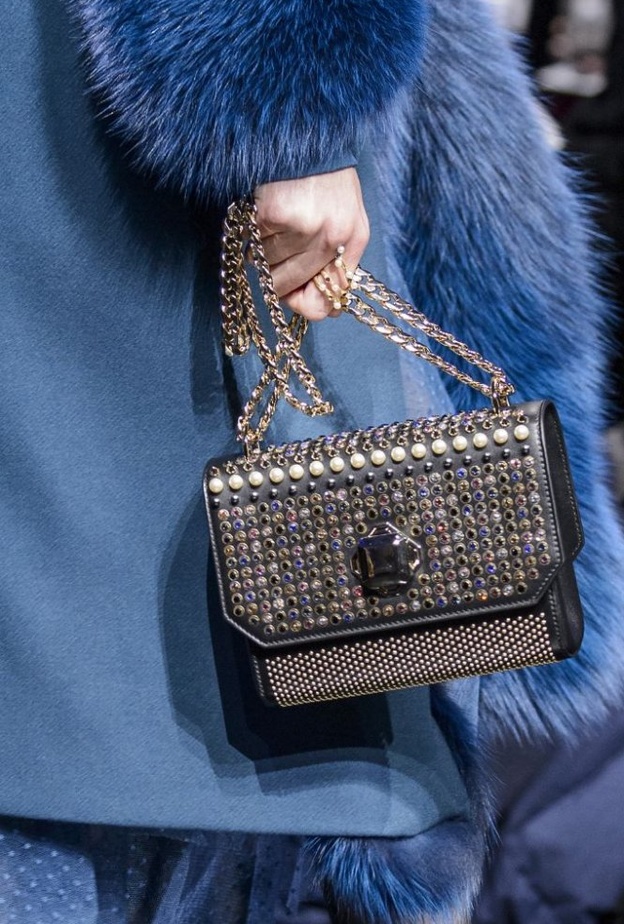 حقيبة كلاتش جلدية من ايلي صعب