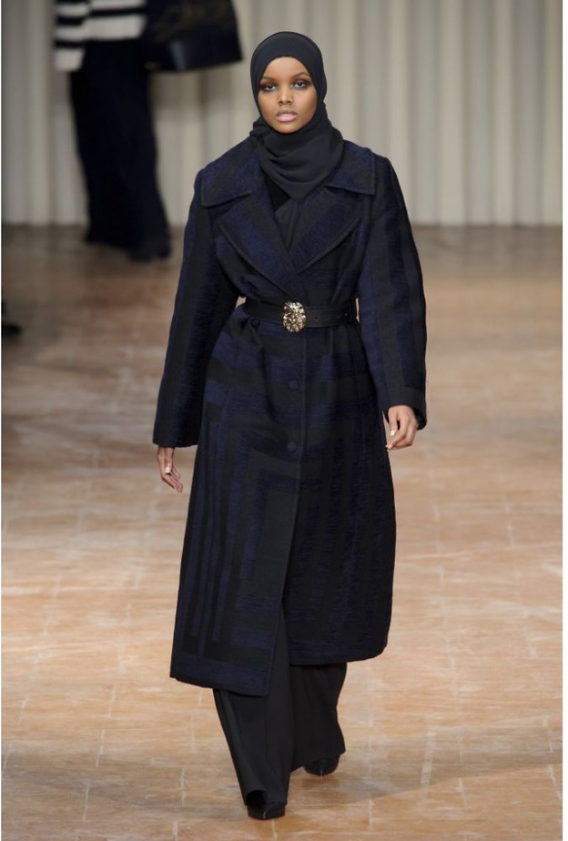 حليمة آيدن Halima Aden في عرض تصاميم ألبيرتا فيريتي Alberta Ferrettiلخريف وشتاء 2017