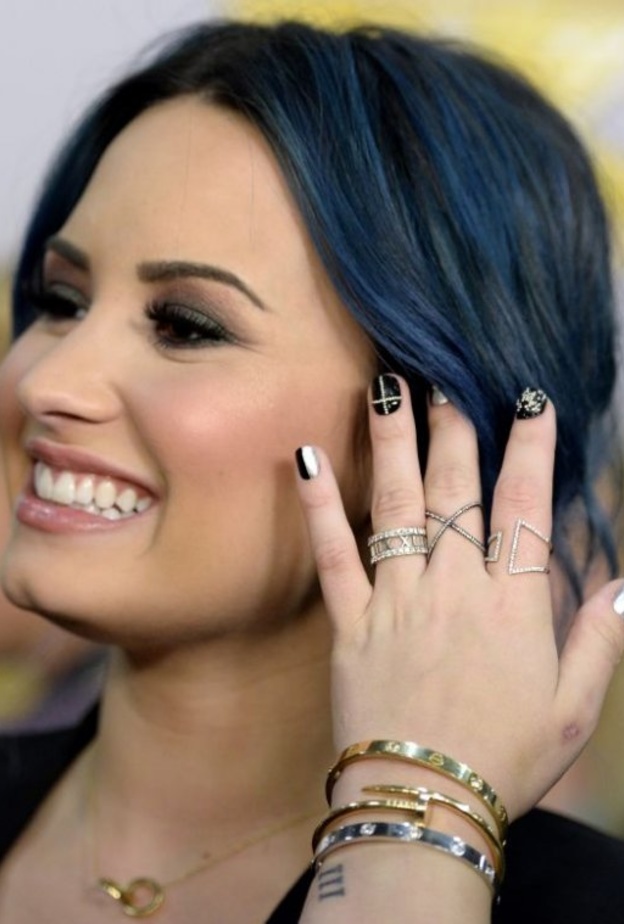 ديمي لوفاتو تعشق صيحة Stacking