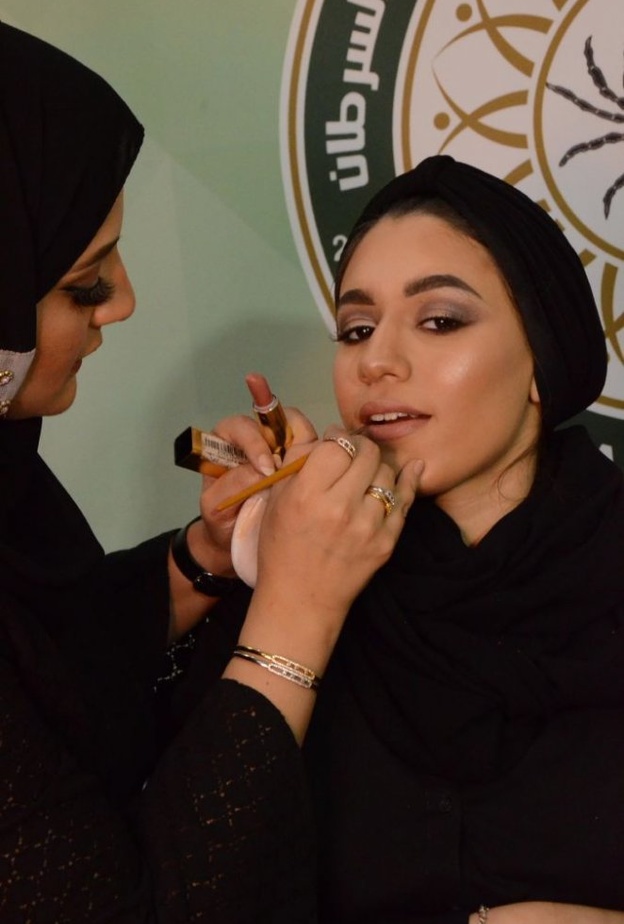 دورات متخصصة في المكياج للمصابات بالسرطان تقيمها رؤى الهاشمي