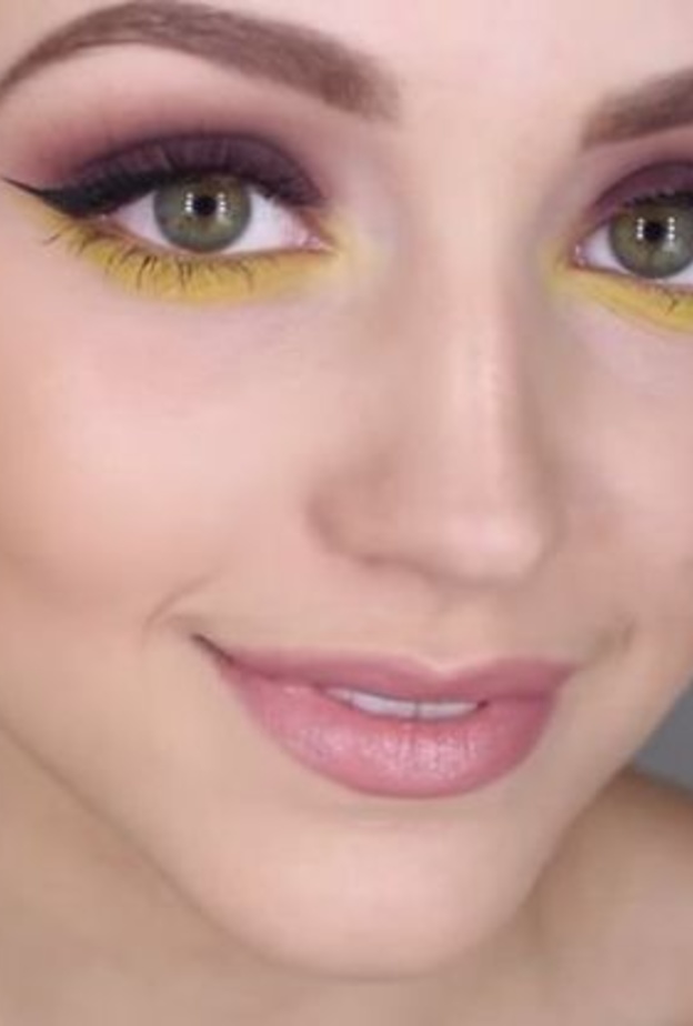 استمتعي بإطلالتك اليومية مع لون فاقع.