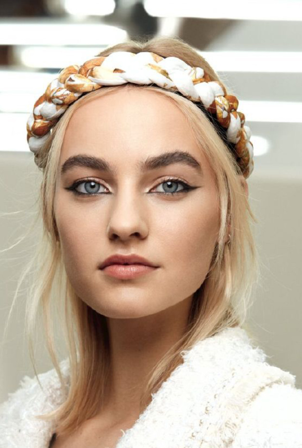 رسمات الآيلاينر الاسود من دار لويس فويتون Louis Vuitton مع الآيلاينر العريض بأسلوب جريء.