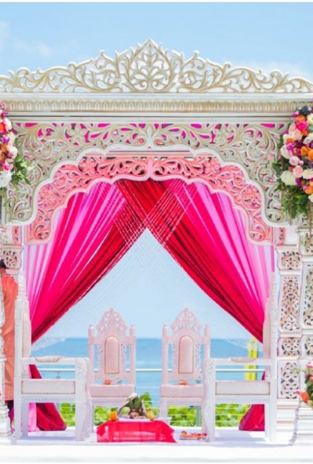 زينة وردية اللون