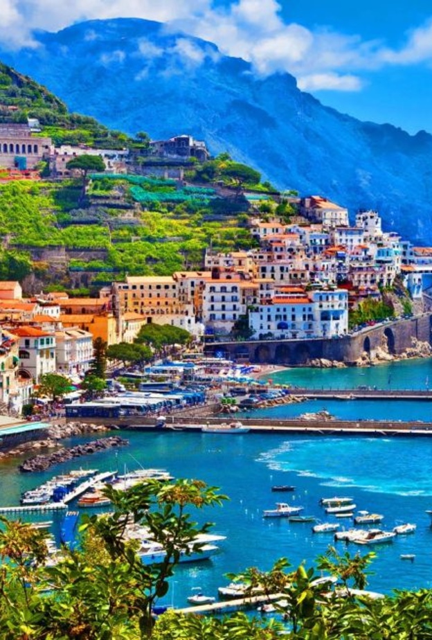 منازل ساحرة على منحدرات الجبال