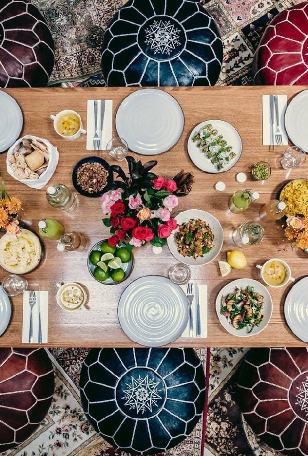 ديكورات مبهجة تحيط بسفرة رمضان.