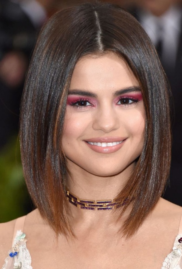 سيلينا غوميز تتألق بصحية الآيلاينر الاسود المجنح