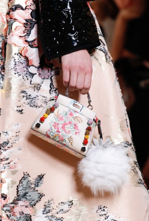 شنطة صيفية وكبيرة مع كرة الفرو النيلي من SOPHIE ANDERSON