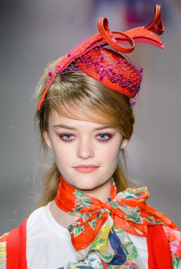 صور اكسسوارات شعر من الخرز من آنا سوي Anna Sui