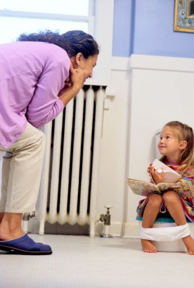 عودي طفلك على المرحاض بالتدريج لتعليم الطفل