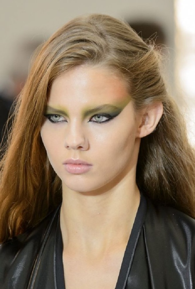 طريقة وضع المكياج مع الآيلاينر الأسود والظلال الخضراء