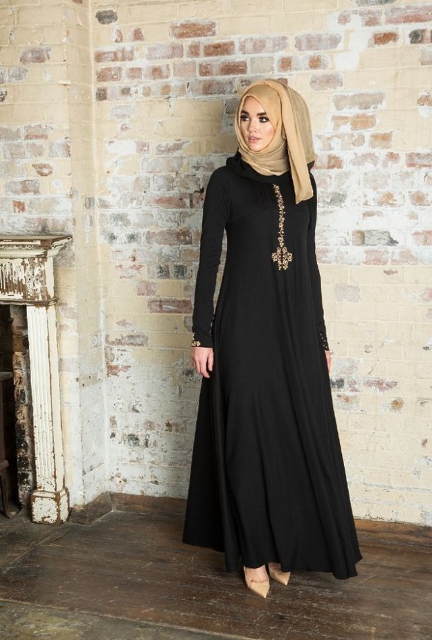 عباية سوداء جذابة مع لمسات عصرية بالأكمام الجرسية من تصميم AISYAH ALMASHOOR