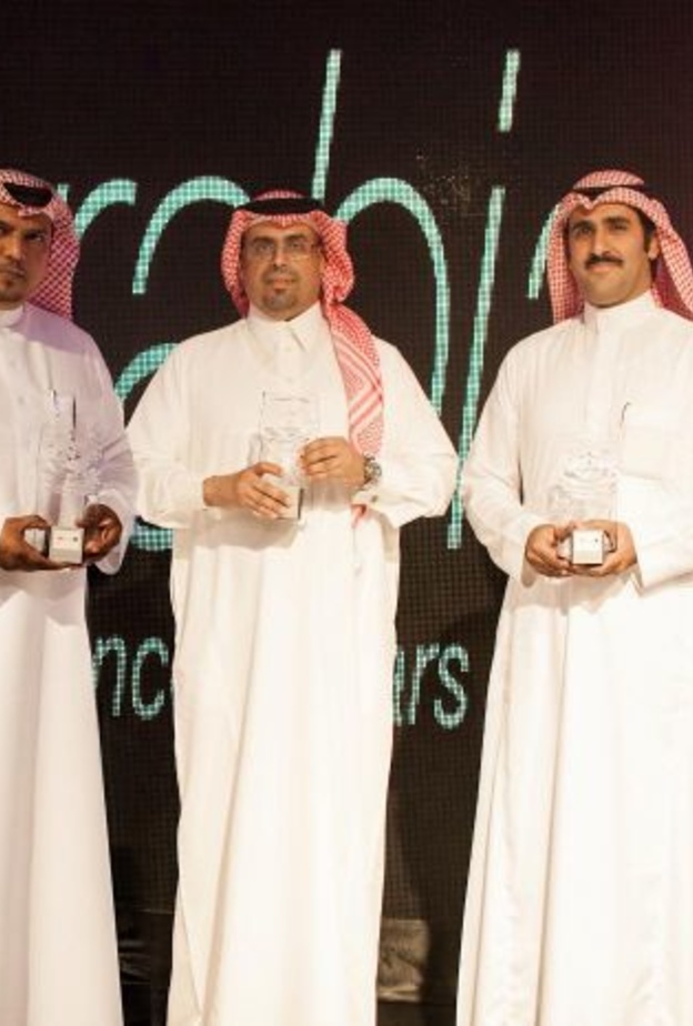 عبدالله الدويش يتوسط سالم وعدنان.