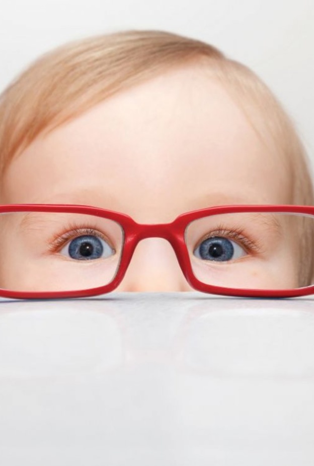 من علامات ضعف النظر لدى الطفل فركه المستمر للعينين 