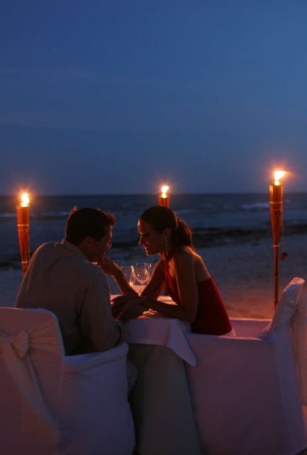 فاجئي خطيبك بدعوته الى عشاء رومانسي