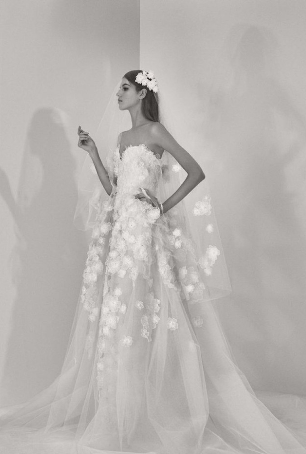 فساتين ديكولتية من مجموعة اوسكار دي لا رينتا Oscar De La Renta لعروس 2017