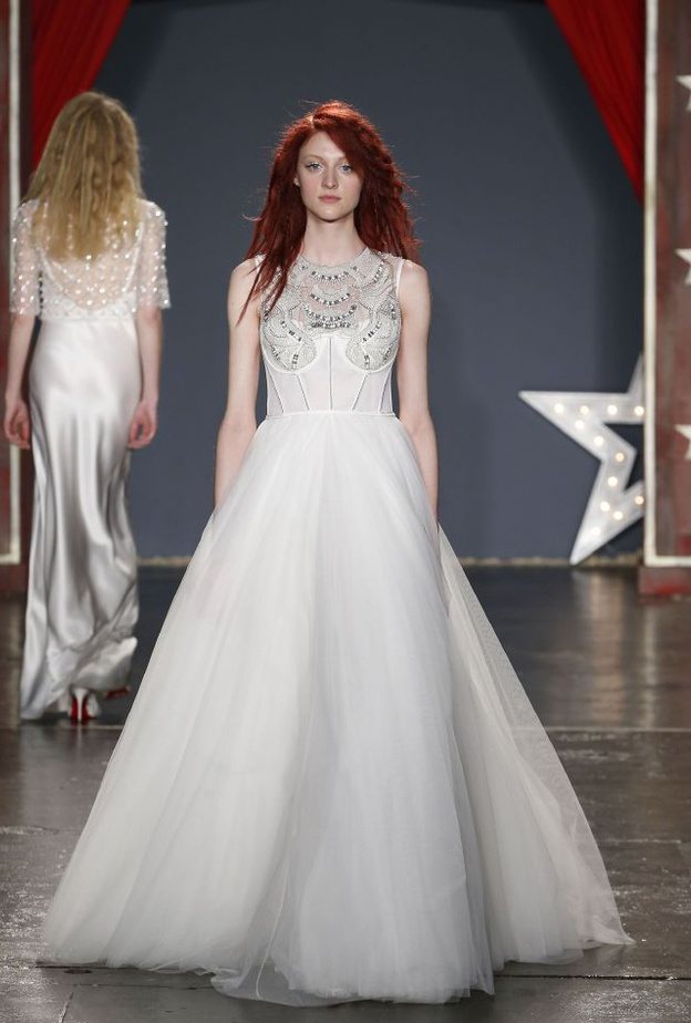 اجمل فساتين الزفاف مع الكورسيه الضيق لإطلالة ساحرة..