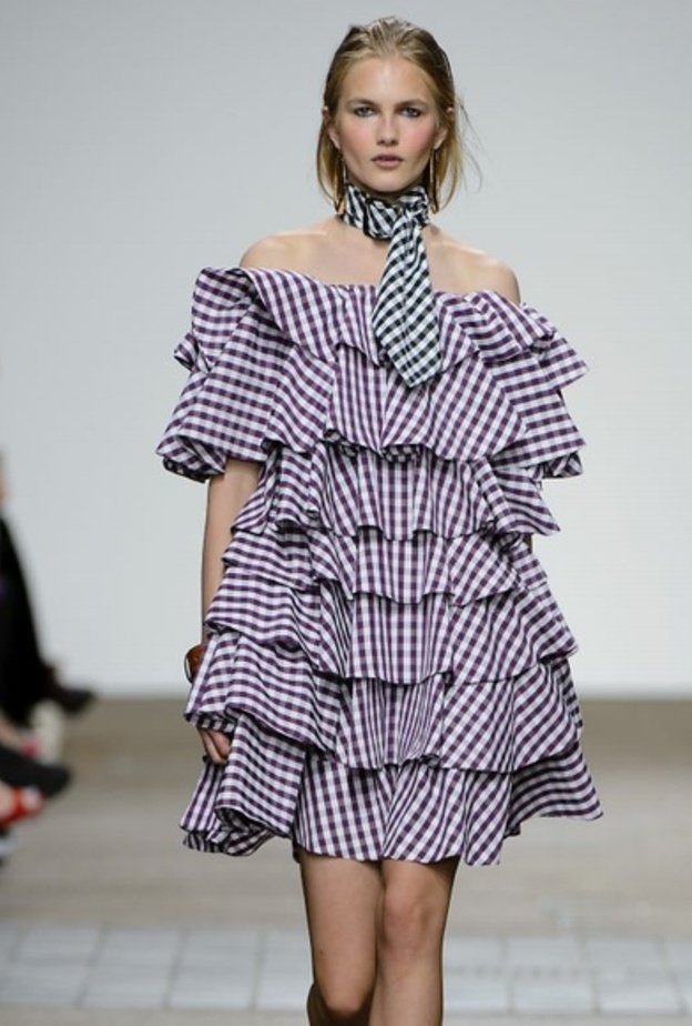 فساتين سهرات جديده مع أقمشة الكارو الشبابي من هاوس أوف هولاند House Of Holland