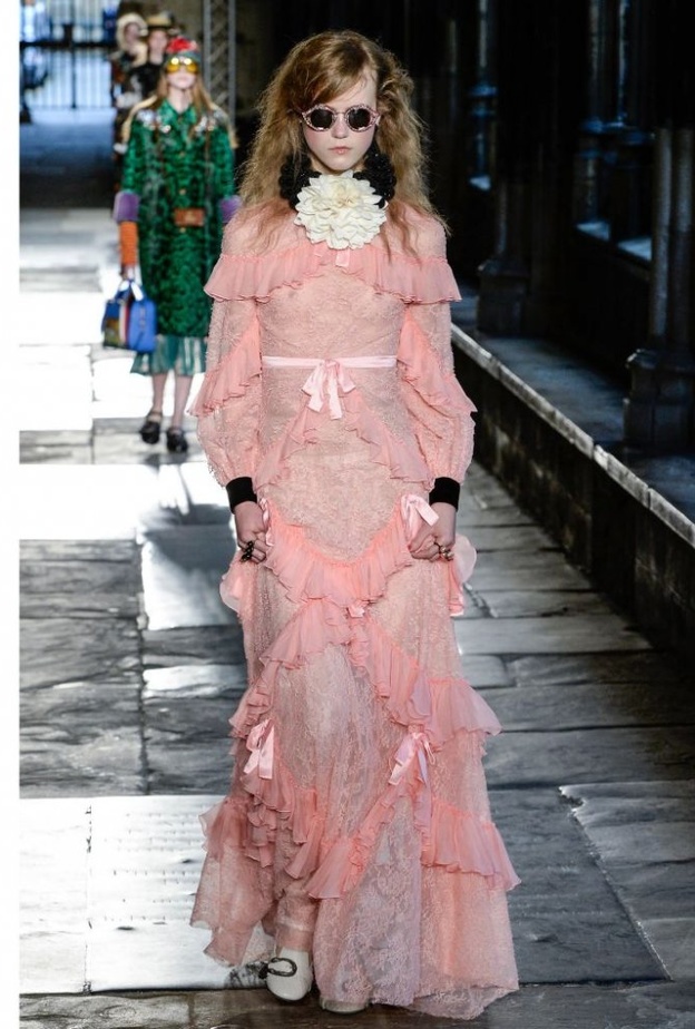 فستان طويل مع الاكمام الشفافة والحبيبات البراقة من اندرو جي ان ANDREW GN