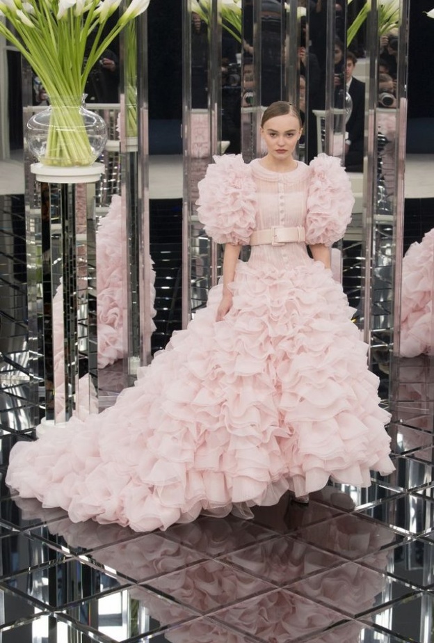 فستان عرس باللون الأحمر من مجموعة جيني باكهام