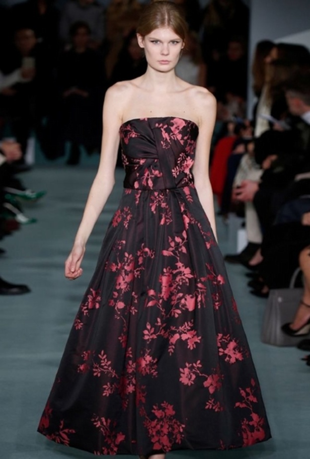 فستان باللون الاحمر الداكن من اوسكار دي لارنتا