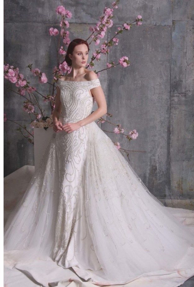 فستان بتنورة من التول