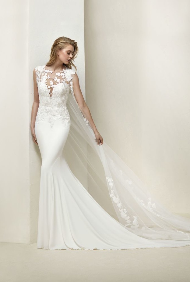 فستان زفاف مفتوح عند الصدر