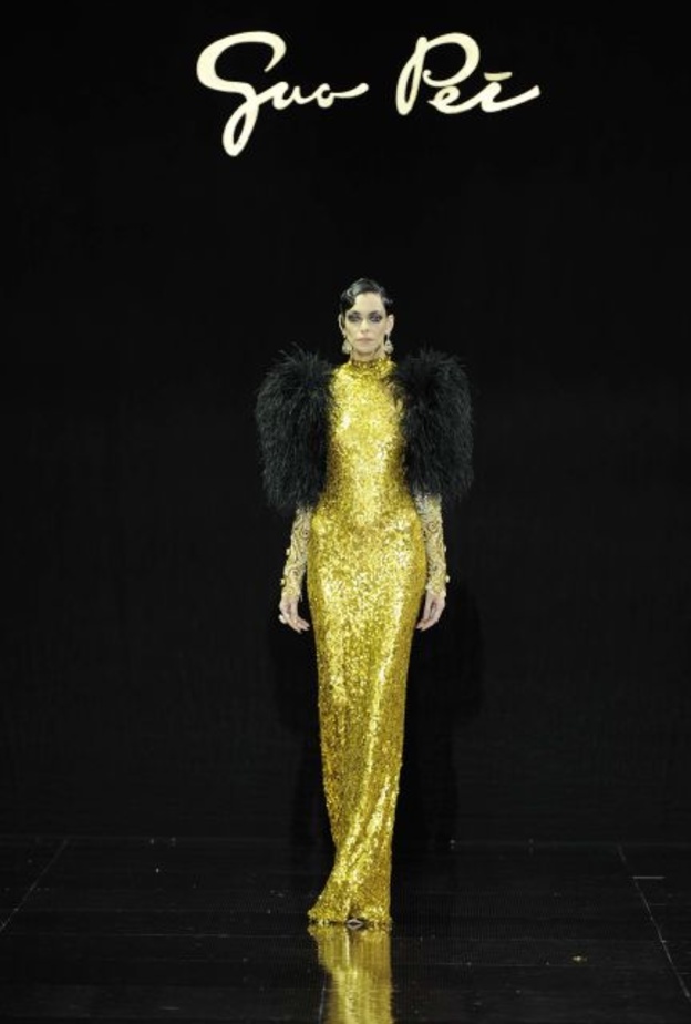 فستان خطوبة باللون الذهبي من مجموعة Guo Pei لخريف 2016